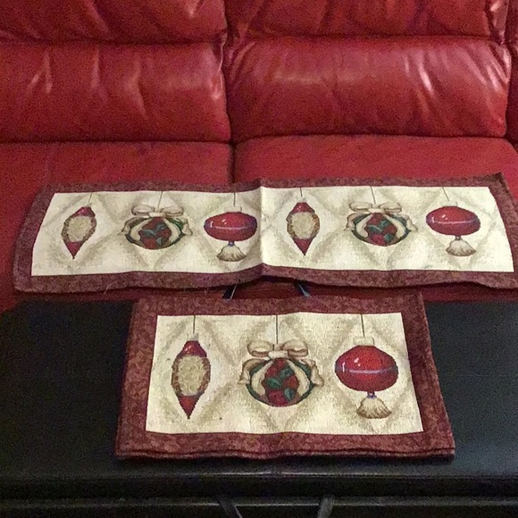Christmas set: 1 runner & 4 placemats, like new! - Picture 4 of 10